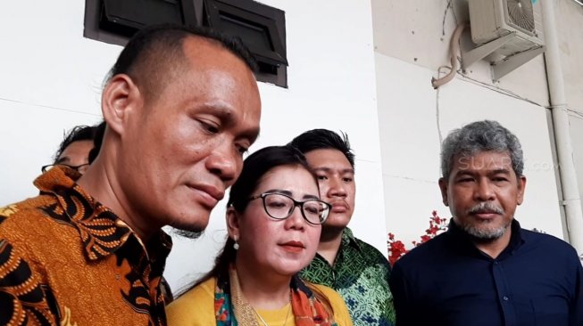 Ibunda Kriss Hatta, Tuty Suratinah di Pengadilan Negeri Jakarta Selatan, Senin (2/12/2019). [Yuliani/Suara.com]