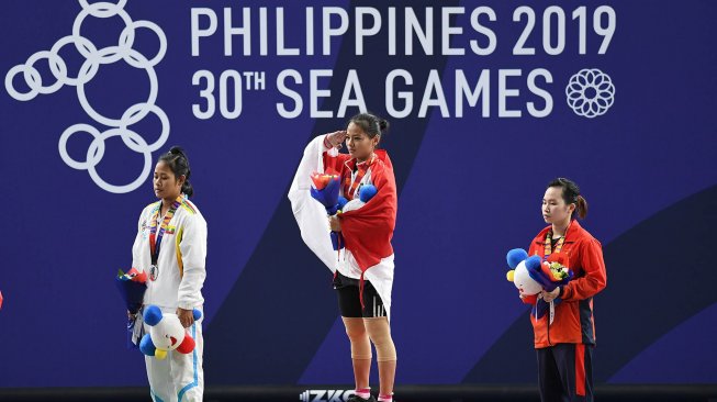 Atlet angkat besi Indonesia Windy Cantika Aisah mengikuti upacara penganugerahan medali pertandingan Angkat Besi 49Kg Wanita SEA Games ke-30 di Stadion RSMC Nino Aquino, Manila, Filipina, Senin (2/12).[ANTARA FOTO/Nyoman Budhiana]
