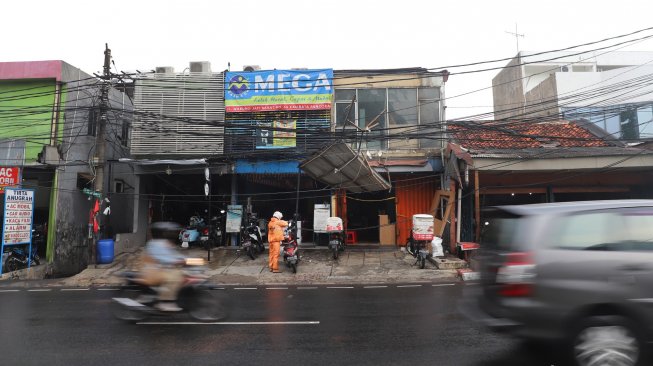 Suasana pasca robohnya papan reklame di Jalan Warung Buncit Raya, Jakarta, Senin (2/12). [Suara.com/Alfian Winanto]