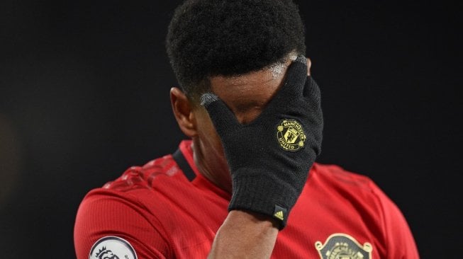 Gestur penyerang Manchester United, Anthony Martial pada laga Liga Inggris 2019/2020 kontra Aston Villa di Old Trafford, Manchester, Senin (2/12/2019) dini hari WIB. [Oli SCARFF / AFP]