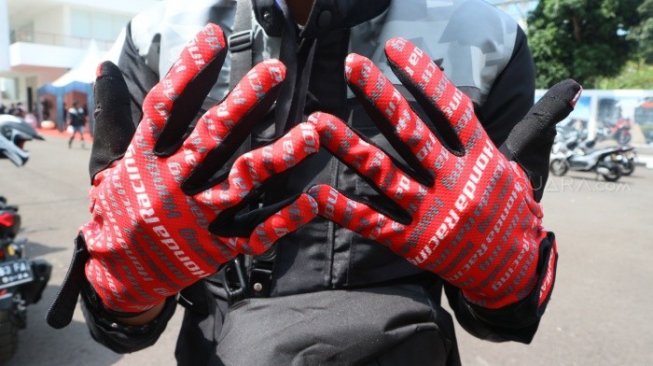 Review sarung tangan HRR Daily Glove Red. (Suara.com/Cesar Uji Tawakal)