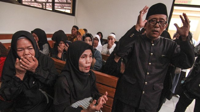 Korban berdoa saat putusan gugatan perdata kasus First Travel di Pengadilan Negeri, Depok, Jawa Barat, Senin (2/12). [ANTARA FOTO/Asprilla Dwi Adha]