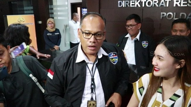 Pedangdut Nella Kharisma dapat gelar Duta Anti Hoaks dari Ditreskrimsus Polda Jatim. (Suara.com/Achmad Ali).