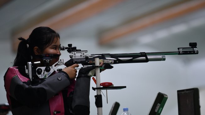 Atlet Vidya Rafika Rahmatan Toyyiba mengikuti pelatnas menembak SEA Games 2019 di Lapangan Tembak, Senayan, Jakarta, Kamis (21/11/2019). [Antara/Sigid Kurniawan]