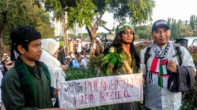 Pria berkostum karakter Si Buta dari Gua Hantu ramaikan Reuni 212 di Monas, Senin (2/12/2019). (Suara.com/Muhammad Yasir)