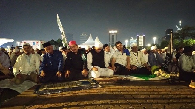 Suasana salat berjamaah di acara Reuni 212 di lapangan Monas, Senin (2/12/2019). (Suara.com/Stephanus Aranditio)