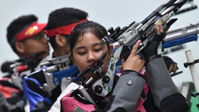 Atlet Vidya Rafika Rahmatan Toyyiba mengikuti pelatnas menembak SEA Games 2019 di Lapangan Tembak, Senayan, Jakarta, Kamis (21/11/2019). [Antara/Sigid Kurniawan]