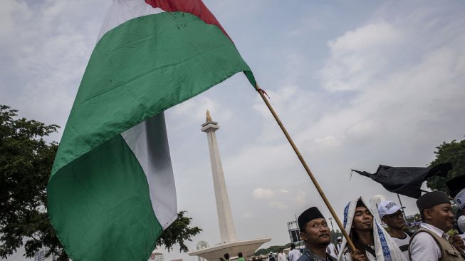 Peserta mengikuti aksi reuni 212 di kawasan Monas, Jakarta, Senin (2/12).[ANTARA FOTO/Aprillio Akbar]