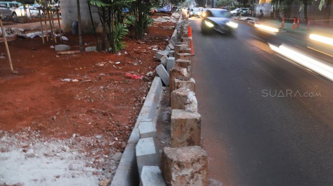 Suasana di Jalan Prof Dr Satrio, Kuningan, Jakarta, Senin (2/12). [Suara.com/Alfian Winanto]