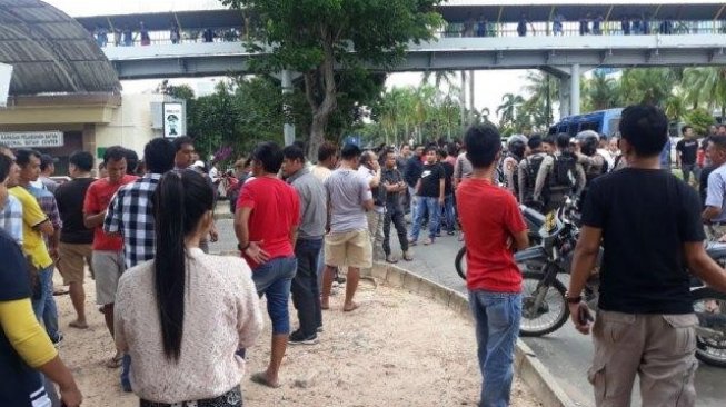 Bentrok Sopir Taksol Dengan Taksi Pangkalan Pecah di Batam Center