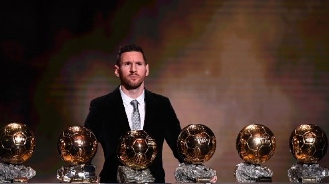 Bintang Barcelona, Lionel Messi membuat rekor setelah meraih trofi Ballon d'Or untuk keenam kalinya pada 2019 di Chatelet Theatre, Paris. (FRANCK FIFE / AFP)
