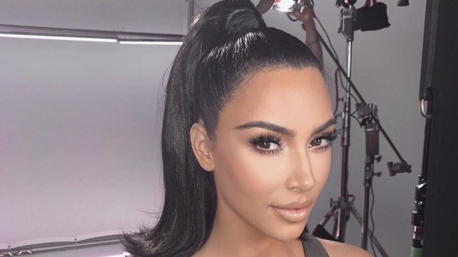 Kulitnya Terlihat Lebih Gelap, Kim Kardashian Dituding Rasis