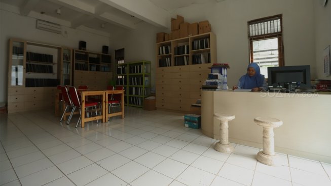 Suasana di perpustakaan tunanetra milik Yayasan Mitra Netra di Jalan Gunung Balong II, Lebak Bulus, Jakarta Selatan, Selasa (3/12). [Suara.com/Angga Budhiyanto]