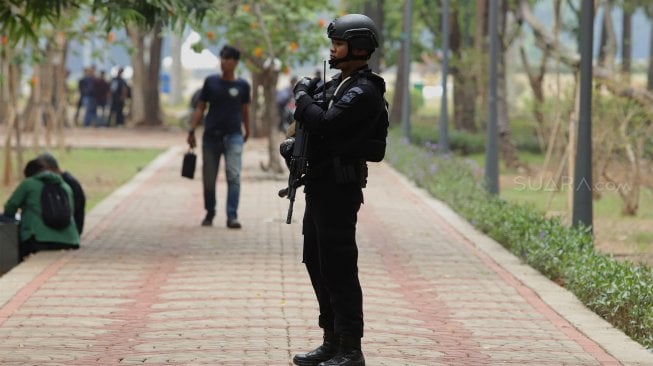 Petugas Gegana berada di dekat tempat kejadian perkara (TKP) ledakan di kawasan Monas, Jakarta, Selasa (3/12). [Suara.com/Angga Budhiyanto]