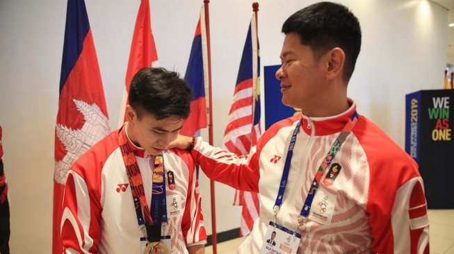 Ketua Umum KOI Raja Sapta Oktohari (kanan), menemui atlet wushu Indonesia penyumbang dua medali emas SEA Games 2019, Edgar Xavier Marvelo, di WTC Manila, Filipina, Selasa (3/12). [Dok. KOI]