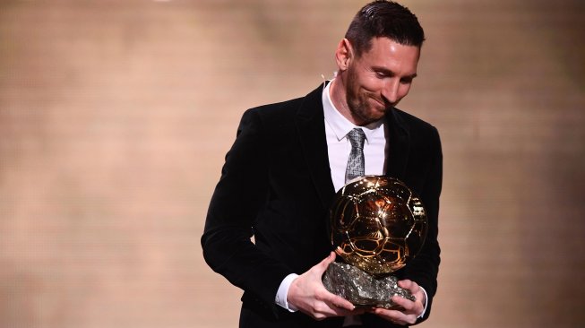 Pemain Barcelona Lionel Messi saat memenangkan penghargaan Ballon d'Or 2019 di Chatelet Theatre, Paris, Perancis, Senin (2/12). [FRANCK FIFE / AFP]