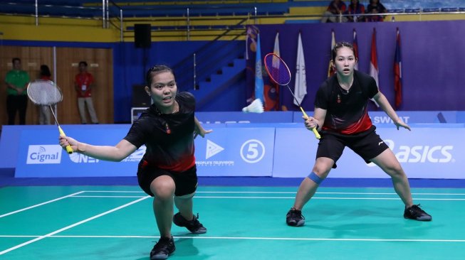 Pasangan ganda Indonesia, Siti Fadia Silva Ramadhanti/Ribka Sugiarto, takluk dari wakil Thailand, Chayanit Chaladchalam/Phataimas Muenwong, dalam pertandingan final beregu putri SEA Games 2019, Selasa (3/12). [Humas PBSI]