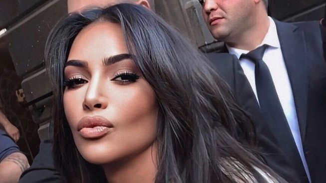 Tidak Seksi tapi Tetap Menggoda, Kim Kardashian Pakai Gaun Sampanye