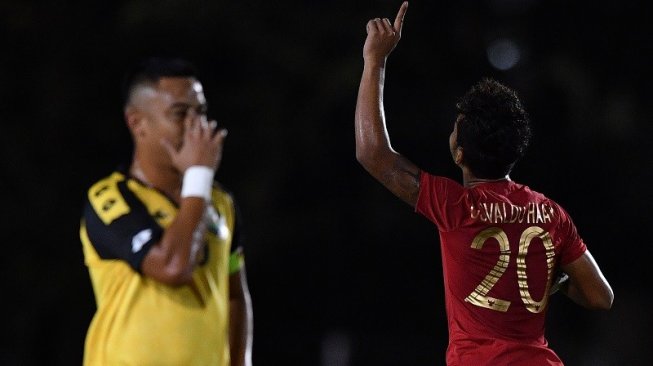 Penyerang Timnas Indonesia U-22, Osvaldo Haay (kanan) melakukan selebrasi usai mencetak gol ke gawang Brunei Darussalam dalam pertandingan Grup B cabang olahraga sepakbola SEA Games 2019 di Stadion Binan Football, Laguna, Filipina, Selasa (3/12/2019) malam WIB. [ANTARA FOTO/Sigid Kurniawan]