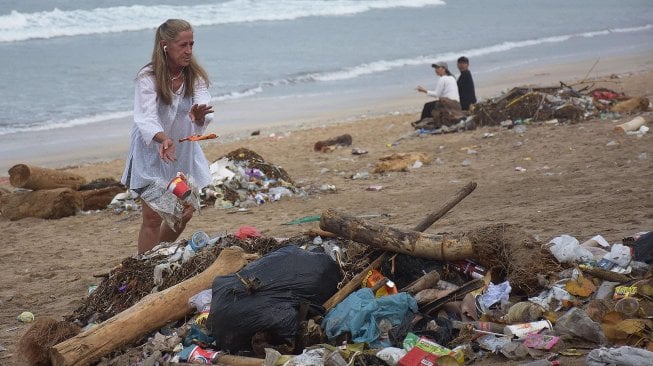 Wisatawan mancanegara turut membersihkan sampah yang berserakan di kawasan Pantai Kuta, Bali.