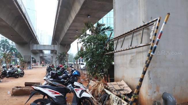 Suasana di Jalan Prof Dr Satrio, Kuningan, Jakarta, Senin (2/12). [Suara.com/Alfian Winanto]