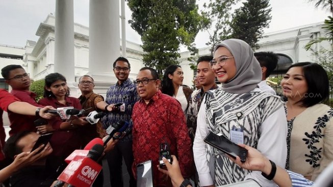  Koordinator Staf Khusus Presiden Ari Dwipayana saat ditemui wartawan di Istana Kepresidenan Jakarta, Senin (2/12/2019). (Suara.com/Ummi HS).