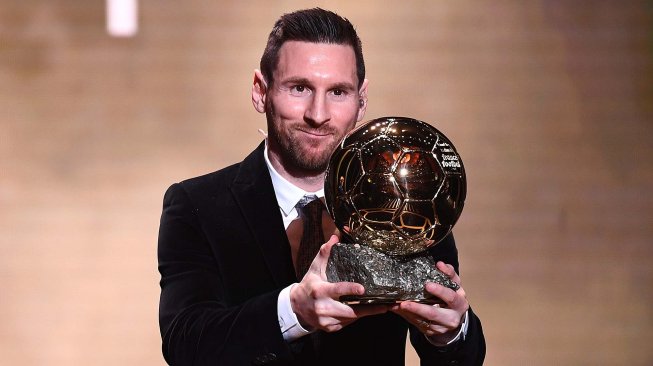 Pemain Barcelona Lionel Messi saat memenangkan penghargaan Ballon d'Or 2019 di Chatelet Theatre, Paris, Perancis, Senin (2/12). [FRANCK FIFE / AFP]