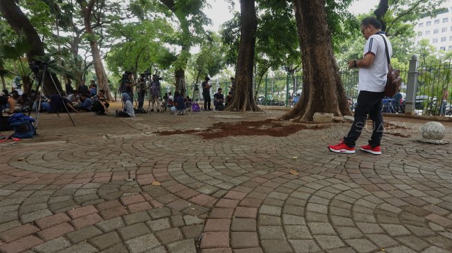 Suasana di tempat kejadian perkara (TKP) ledakan di kawasan Monas, Jakarta, Selasa (3/12). [Suara.com/Angga Budhiyanto]
