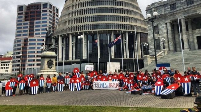 Sejumlah warga di Kota Wellington Selandia Baru menunjukkan dukungannya bagi kemerdekaan Papua, pada hari Minggu 1 Desember 2019. [Twitter: @FreeWestPapua]