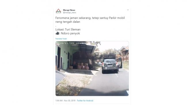 Kelewat Santuy! Perempuan Ini Parkir di Tengah Jalan Tanpa Merasa Bersalah