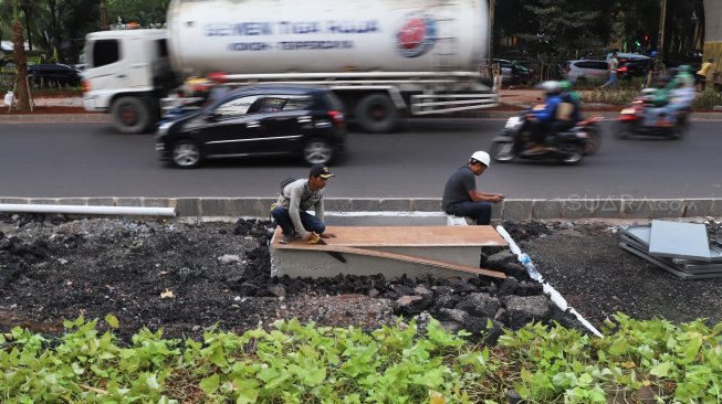 Suasana di Jalan Prof Dr Satrio, Kuningan, Jakarta, Senin (2/12). [Suara.com/Alfian Winanto]