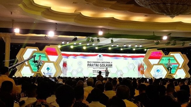 Presiden Joko Widodo saat berpidato di Munas Partai Golkar di Hotel Ritz Carlton, Kuningan, Jakarta Selatan, Selasa (3/12/2019). (Suara.com/Ummi HS).