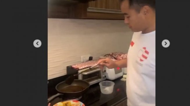 Ardi Bakrie saat sedang masak