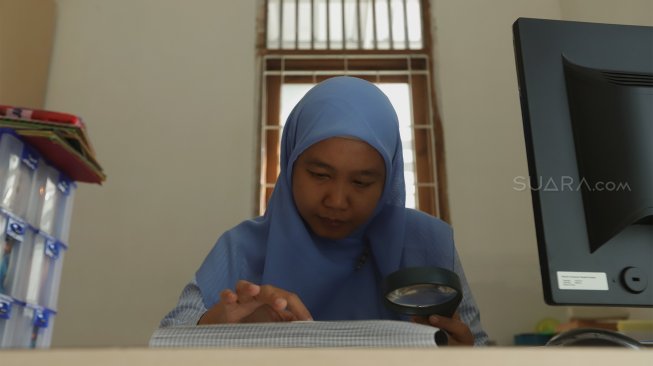 Suasana di perpustakaan tunanetra milik Yayasan Mitra Netra di Jalan Gunung Balong II, Lebak Bulus, Jakarta Selatan, Selasa (3/12). [Suara.com/Angga Budhiyanto]