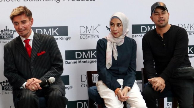 Sultan Djorghi, Annisa Trihapsari bersama dokter Danne Montague-King. [istimewa]