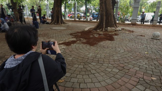 Suasana di tempat kejadian perkara (TKP) ledakan di kawasan Monas, Jakarta, Selasa (3/12). [Suara.com/Angga Budhiyanto]