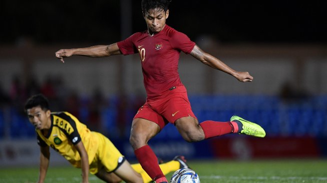 Pemain Timnas U-22 Indonesia Osvaldo Haay (kanan) menendang bola ke arah gawang Timnas Brunei Darussalam dalam pertandingan Grup B SEA Games 2019 di Stadion Sepak Bola Binan, Laguna, Filipina, Selasa (3/12). [ANTARA FOTO/Sigid Kurniawan]