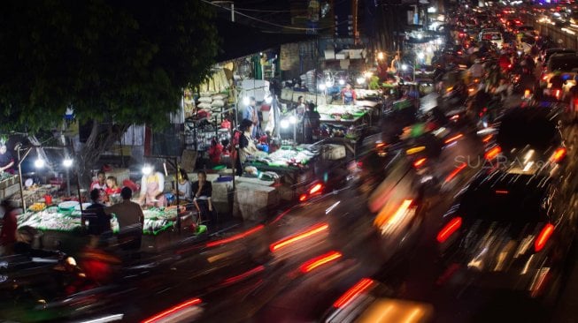 Pedagang ikan menjajakan daganganya untuk berjualan di Jalan Kramat Jati, Jakarta Timur, Senin (2/12). [Suara.com/Alfian Winanto]