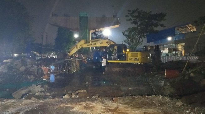 Crane Proyek Tol BORR di Jalan Soleh Iskandar, Tanah Sareal, Kota Bogor patah, Senin (2/12/2019). [Suara.com/Rambiga]