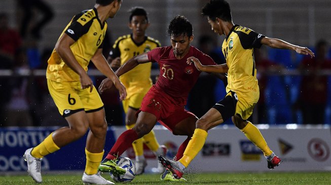 Pemain Timnas U-22 Indonesia Osvaldo Haay (tengah) menggiring bola dihadang pemain Timnas Brunei Darussalam Wafi Aminuddin (kiri) dan Haziq Kasyful Azim dalam pertandingan Grup B SEA Games 2019 di Stadion Sepak Bola Binan, Laguna, Filipina, Selasa (3/12). [ANTARA FOTO/Sigid Kurniawan]