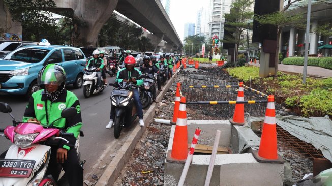 Suasana di Jalan Prof Dr Satrio, Kuningan, Jakarta, Senin (2/12). [Suara.com/Alfian Winanto]