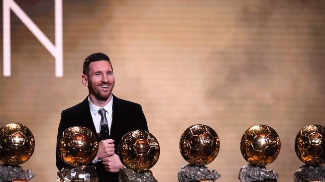 Pemain Barcelona Lionel Messi saat memenangkan penghargaan Ballon d'Or 2019 di Chatelet Theatre, Paris, Perancis, Senin (2/12). [FRANCK FIFE / AFP]