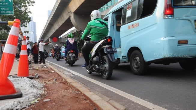 Suasana di Jalan Prof Dr Satrio, Kuningan, Jakarta, Senin (2/12). [Suara.com/Alfian Winanto]