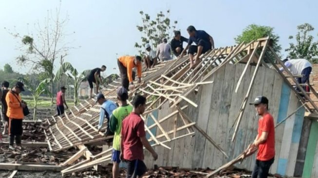 12 Rumah Roboh dan Rusak di Madiun Akibat Angin Kencang