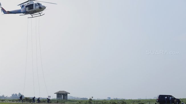 Anggota Polisi Air dan Udara (Polairud) menunjukkan simulasi penangkapan dan pengungkapan transaksi narkoba saat upacara perayaan Hari Ulang Tahun (HUT) ke-69 Polisi Air dan Udara (Polairud) di Mako Polairud, Pondok Cabe, Tangerang, Rabu (4/12). [Suara.com/Angga Budhiyanto]