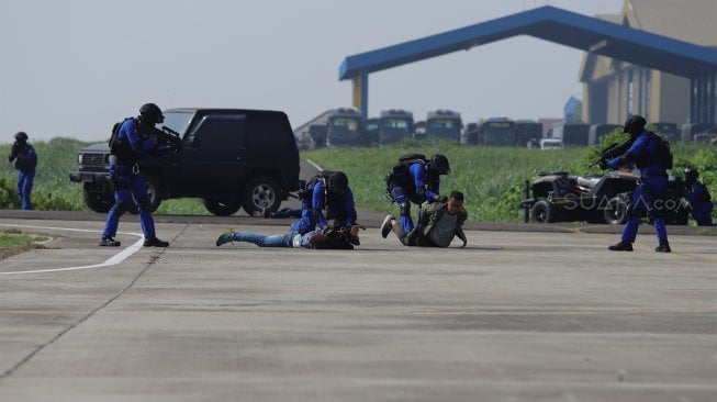 Anggota Polisi Air dan Udara (Polairud) menunjukkan simulasi penangkapan dan pengungkapan transaksi narkoba saat upacara perayaan Hari Ulang Tahun (HUT) ke-69 Polisi Air dan Udara (Polairud) di Mako Polairud, Pondok Cabe, Tangerang, Rabu (4/12). [Suara.com/Angga Budhiyanto]