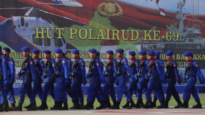 Personel Polri dalam barisan upacara saat perayaan Hari Ulang Tahun (HUT) ke-69 Polisi Air dan Udara (Polairud) di Mako Polairud, Pondok Cabe, Tangerang, Rabu (4/12/). [Suara.com/Angga Budhiyanto]