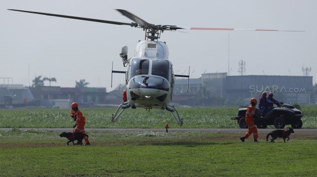 Anggota Polisi Air dan Udara (Polairud) bersama tim SAR menunjukkan simulasi penyelamatan korban bencana saat upacara perayaan Hari Ulang Tahun (HUT) ke-69 Polisi Air dan Udara (Polairud) di Mako Polairud, Pondok Cabe, Tangerang, Rabu (4/12). [Suara.com/Angga Budhiyanto]