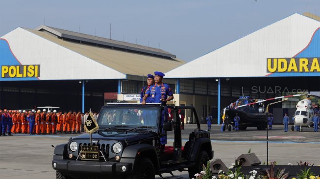 Kapolri Jenderal Idham Aziz (kanan) menaiki mobil jip memimpin upacara saat perayaan Hari Ulang Tahun (HUT) ke-69 Polisi Air dan Udara (Polairud) di Mako Polairud, Pondok Cabe, Tangerang, Rabu (4/12). [Suara.com/Angga Budhiyanto]