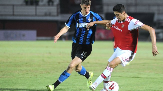 Pesepak bola Arsenal U-18 Luke Elliot Plange (kanan) berebut bola dengan pesepak bola Inter Milan U-18 Andrea Moretti (kiri) saat pertandingan U-20 International Cup 2019 di Stadion Kapten I Wayan Dipta, Gianyar, Bali, Selasa (3/12).[ANTARA FOTO/Fikri Yusuf]
